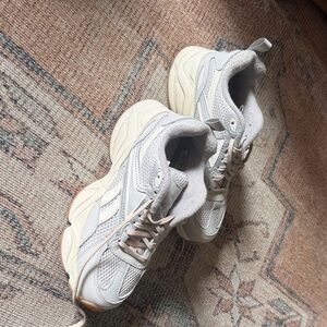 Reebok Women's Light Gray Sneakers